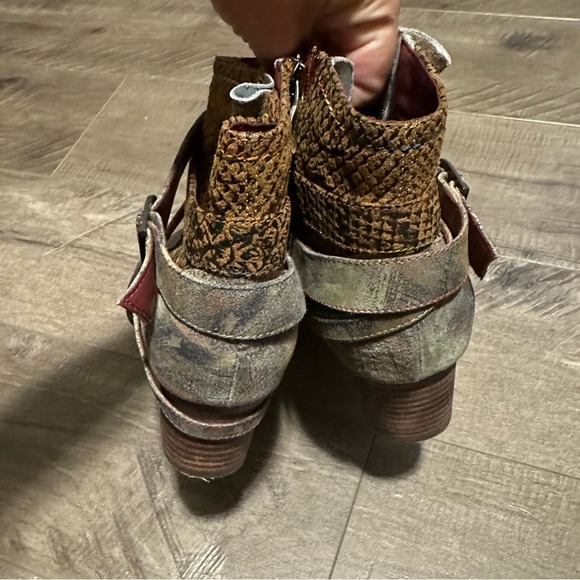 L'Artiste Spring Step Shazzam Leather Hand Painted Ankle Booties 41 NWOB - Picture 3 of 6
